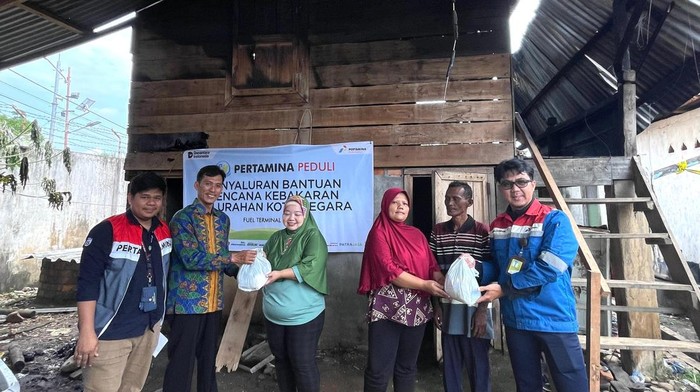 Pertamina FT Lahat serahkan bantuan berupa kepada korban kebakaran.