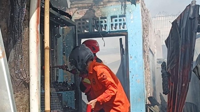 Petugas berusaha padamkan kebakaran di kawasan Puncak Cianjur.