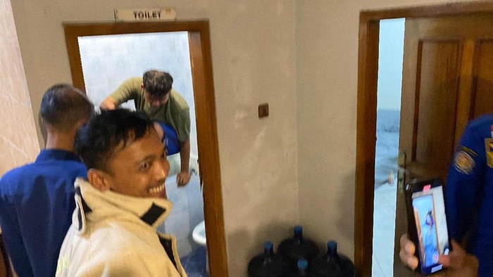 Petugas Damkar Ciamis mengevakuasi seorang pemuda yang terjebak di kamar mandi.
