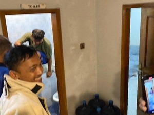 Jabar Hari Ini: Saat Damkar Bantu Evakasi Pemuda Terjebak di Toilet