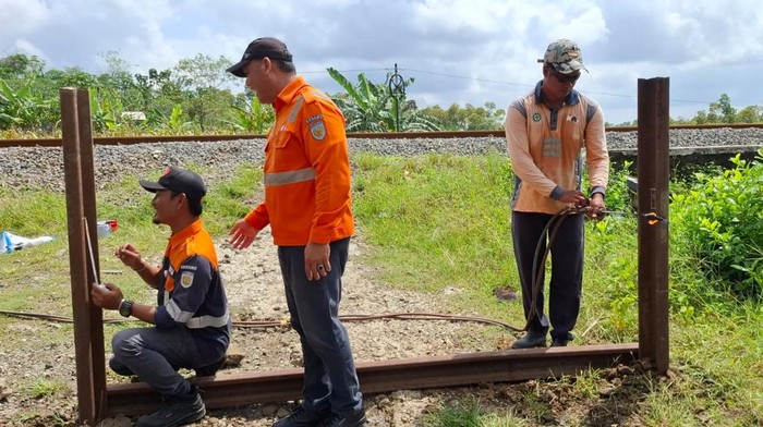 Petugas KAI menutup perlintasan liar di Desa Kubangkangkung, Kecamatan Jeruklegi, Kabupaten Cilacap, Jumat (12/9/2025).