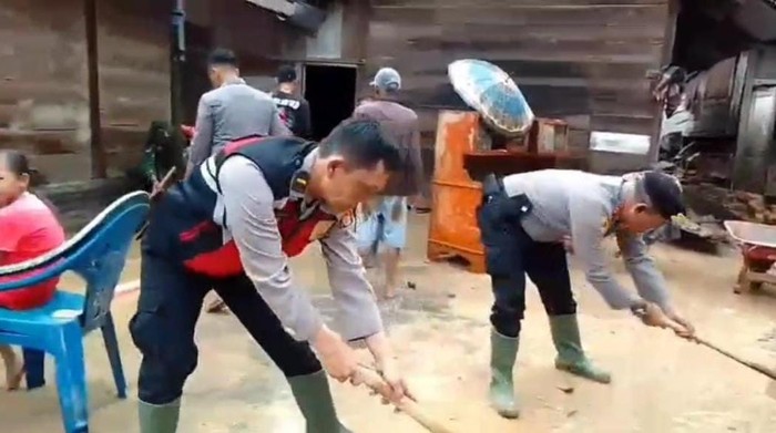 Polisi Bantu Bersihkan Sisa Banjir di Suoh Lampung Barat (Dok istimewa).