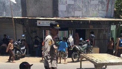 Kapolsek Monta, Iptu Sudarto membuka akses jalan yang diblokade di Desa Sakuru, Kecamatan Monta, Kabupaten Bima, pada Jumat, (12/9/2025). (Istimewa)