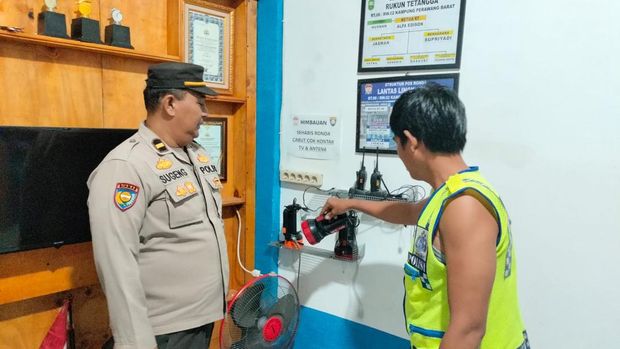 Polisi dan Satkamling di Tualang, Siak melakukan ronda malam menjaga keamanan kampung, Jumat (12/9/2025) dini hari.