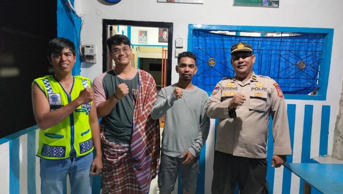 Polisi dan Satkamling di Tualang, Siak melakukan ronda malam menjaga keamanan kampung, Jumat (12/9/2025) dini hari.