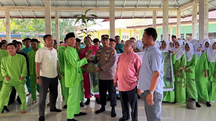 Polisi di Dumai menanam pohon dan memberikan edukasi kepada ratusan siswa SMK, Jumat (12/9/2025).