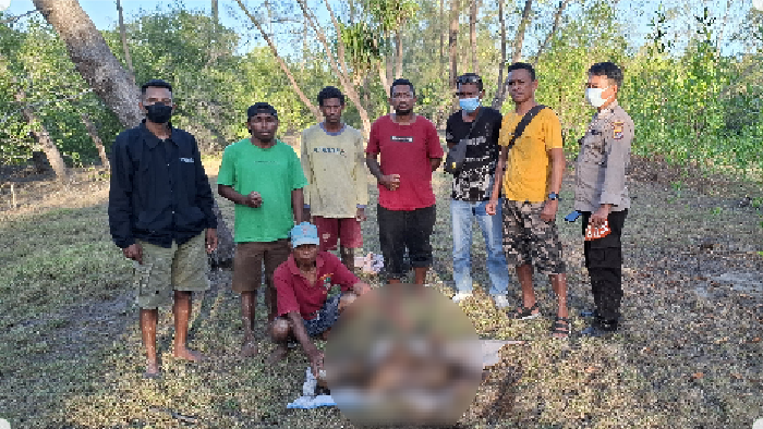 Polisi melakukan olah TKP di lokasi penemuan mayat perempuan tanpa identitas di Pantai Abudenok, Desa Umatoos, Kecamatan Malaka Barat, Malaka, NTT, Kamis (11/9/2025). (Dok. Polres Malaka)