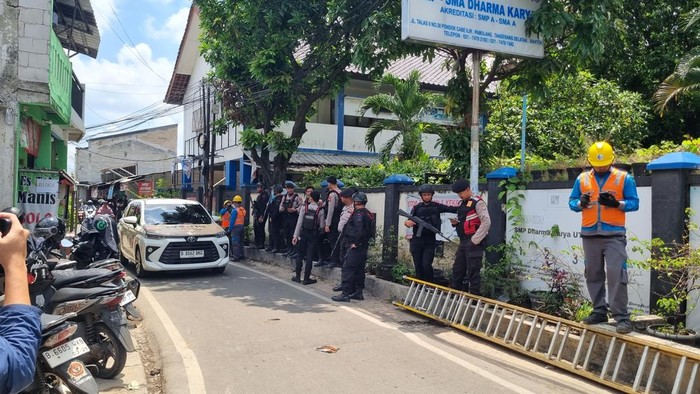 Polisi olah TKP ledakan rumah di Pamulang Tangsel