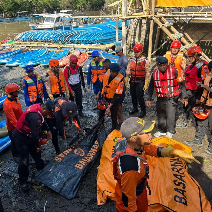 Polisi temukan empat jasad perempuan korban banjir di Denpasar Selatan, Bali, Kamis (12/9/2025).