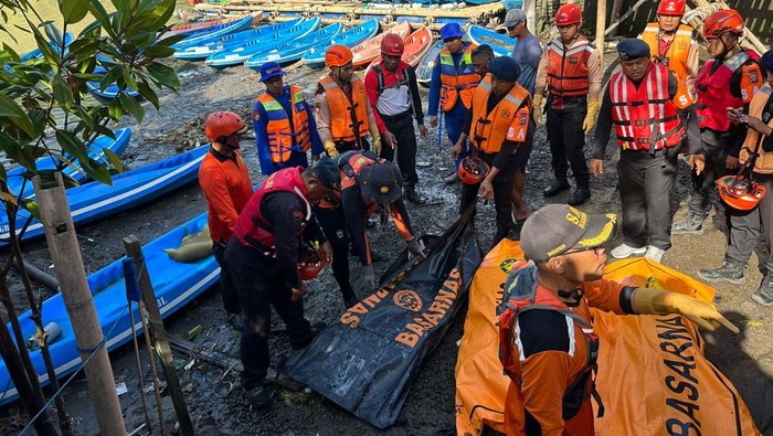 Polisi temukan empat jasad perempuan korban banjir di Denpasar Selatan, Bali, Kamis (12/9/2025).