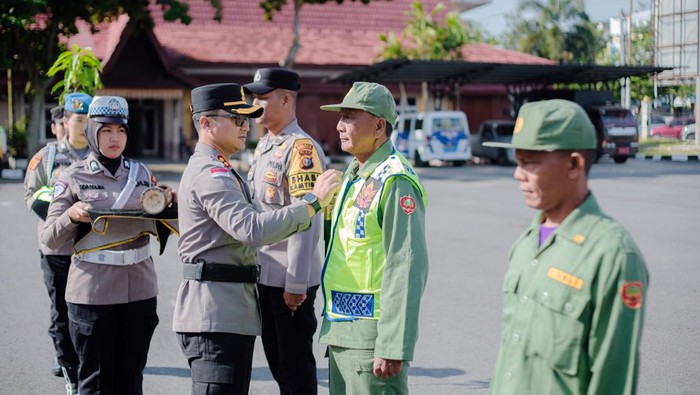 Polres Bengkalis mengukuhkan puluhan petugas Green Satkamling untuk menjaga keamanan dan lingkungan, Jumat (12/9/2025).