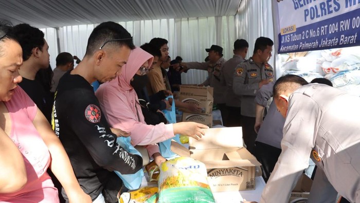Polres Metro Jakarta Barat menggelar pangan murah untuk masyarakat. (dok.istimewa)