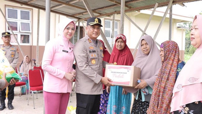 Polres Rohil dan Bhayangkari salurkan bantuan 25 paket sembako untuk kaum dhuafa, Kamis (11/9/2025).