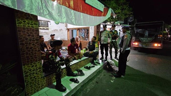 Polsek Winongan bersama pemerintah kecamatan dan koramil setempat melaksanakan Siskamling