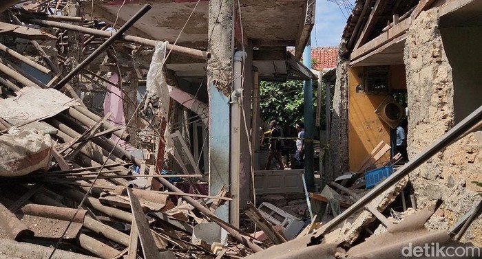 Potret ledakan yang menghancurkan 8 rumah di Pondok Cabe Ilir, Pamulang, Tangerang Selatan. Potret ledakan yang menghancurkan 8 rumah di Pondok Cabe Ilir, Pamulang, Tangerang Selatan, Jumat (12/9/2025).