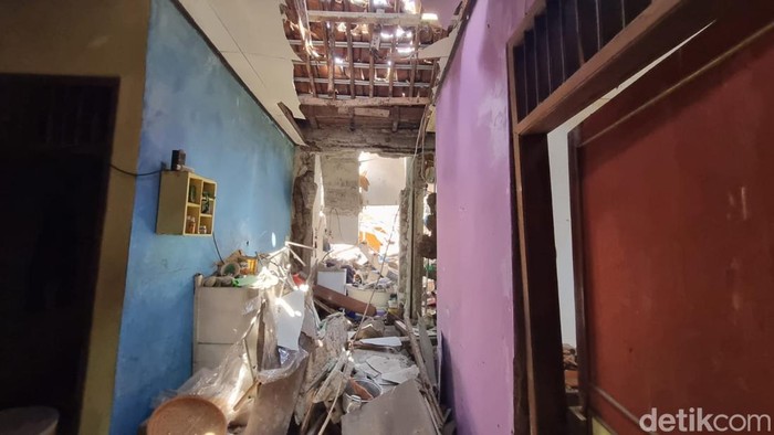Potret ledakan yang menghancurkan 8 rumah di Pondok Cabe Ilir, Pamulang, Tangerang Selatan, Jumat (12/9/2025).