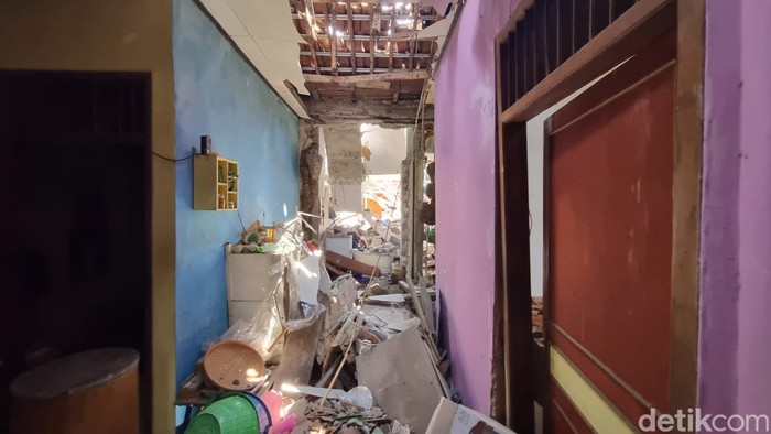 Potret ledakan yang menghancurkan 8 rumah di Pondok Cabe Ilir, Pamulang, Tangerang Selatan. Potret ledakan yang menghancurkan 8 rumah di Pondok Cabe Ilir, Pamulang, Tangerang Selatan, Jumat (12/9/2025).