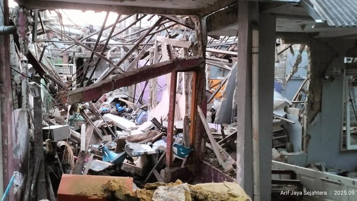 Potret rumah di Jalan Talas II Pamulang, Tangsel, porak-poranda akibat ledakan, Jumat (12/9/2025).
