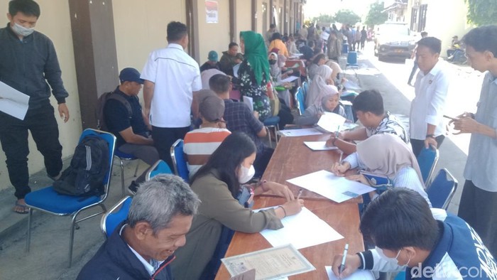 Suasana pelayanan SKCK bagi PPPK Paruh Waktu di Polres Klaten, Jumat (12/9/2025).