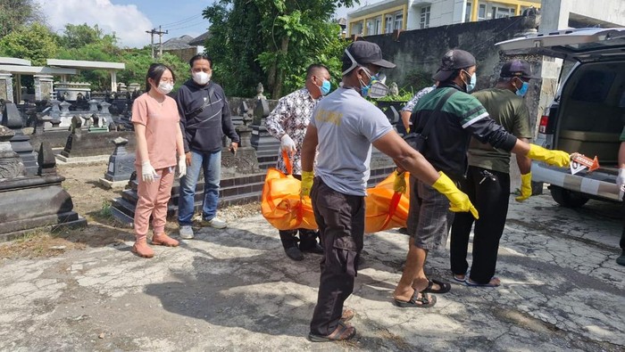 Proses evakuasi mayat pria tanpa identitas di Ngaglik Sleman.