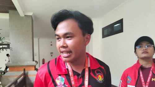 Putu Luhur Apngal Kusuma, peraih medali emas kategori catur perorangan standar di Porprov Bali 2025 saat ditemui di venue pertandingan di Gedung BKPSDM Badung, Kamis (11/9/2025). (Made Wijaya Kusuma/detikBali)