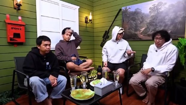 Momen Raditya Dika Ajak Teman Komika Makan di Resto Gastronomi Molekuler