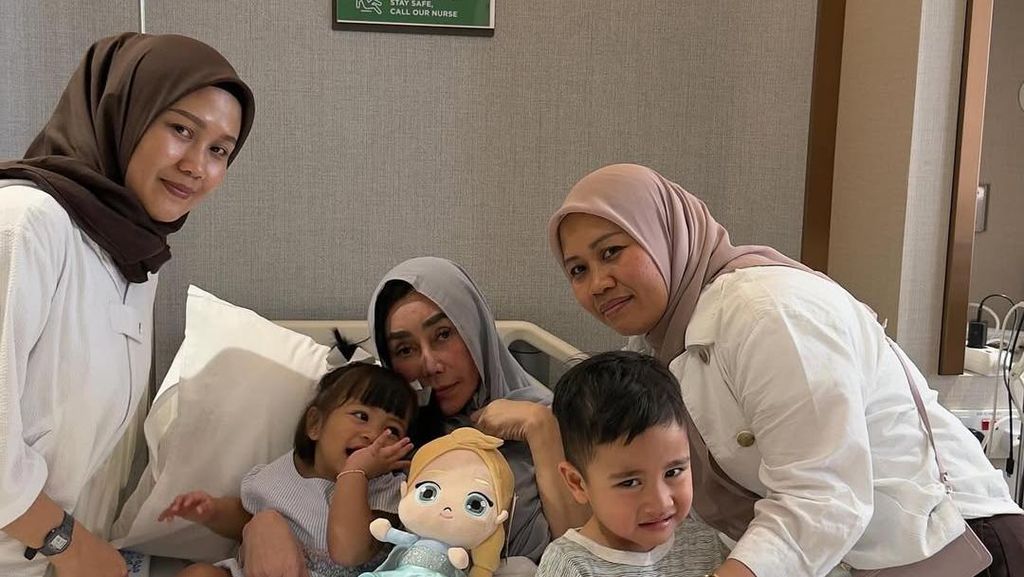 Rayyanza dan Lily Temani Mama Amy Jalani Perawatan di Singapura