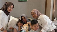 Ada Rayyanza dan Lily yang senantiasa menemani neneknya, Amy Qanita, saat menjalani perawatan di Singapura. Foto: dok instagram Raffi Ahmad