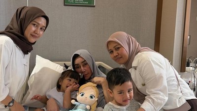 Rayyanza dan Lily Temani Mama Amy Jalani Perawatan di Singapura