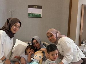 Rayyanza dan Lily Temani Mama Amy Jalani Perawatan di Singapura