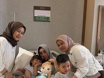 Rayyanza dan Lily Temani Mama Amy Jalani Perawatan di Singapura