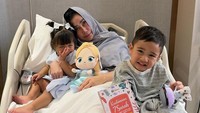 Senyuman kedua cucunya itu merupakan suntikan semangat untuk Mama Amy. Foto: dok instagram Raffi Ahmad