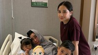 Nagita Slavina juga ada di sana menemani ibu mertua kesayangan.  Foto: dok instagram Raffi Ahmad