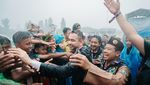 Potret Raffi Ahmad Hujan-hujanan Bareng 15 Ribuan Pramuka Muslim Sedunia di Cibubur