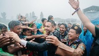 Meski cuaca ekstrem memaksa sebagian rangkaian acara dihentikan demi alasan keselamatan, Raffi tetap menyempatkan diri menyapa peserta satu per satu di Buperta Cibubur, Jumat (12/9/2025) sore ini. Foto: (Panitia World Muslim Scout Jamboree (WMSJ) 2025 )