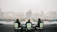 Awalnya Raffi datang untuk memberikan motivasi. Namun yang terjadi justru sebaliknya: Raffi yang terinspirasi oleh motivasi para peserta. “Untuk WMSJ saya apresiasi yang setinggi-tingginya, walaupun hujan besar, kalian tetap bertahan dengan semangat luar biasa,” ucapnya dari atas panggung. Foto: (Panitia World Muslim Scout Jamboree (WMSJ) 2025 )