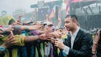 Ia bahkan ikut basah kuyup, berhujan-hujanan bersama ribuan pramuka yang tetap ceria meski tubuh mereka diguyur hujan. Foto: (Panitia World Muslim Scout Jamboree (WMSJ) 2025 )