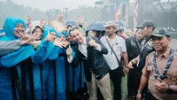 “Terima kasih sudah mengundang saya. Luar biasa, adik-adik semua. Kalian adalah bukti nyata semangat pramuka muslim yang tangguh,” kata Raffi dengan penuh rasa bangga. Raffi meladeni permintaan wefie dari para kepanduan itu. Foto: (Panitia World Muslim Scout Jamboree (WMSJ) 2025 )