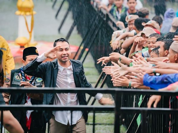 Potret Raffi Ahmad Hujan-hujanan Bareng 15 Ribuan Pramuka Muslim Sedunia di Cibubur