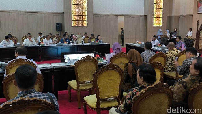 Rapat koordinasi Pemprov Banten dan Kementerian Lingkungan Hidup bahas pengelolaan sampah. (Arief/detikcom)