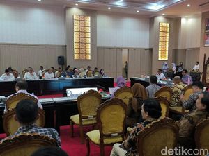 Banten-KLH Bahas Kelola 8.000 Ton Sampah Sehari, Sebagian Tercecer di Sungai