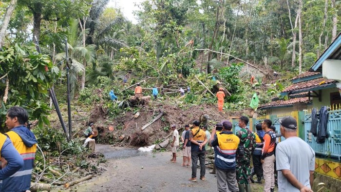 Relawan bergotong-royong membersihkan material longsor yang menutup jalan Desa Petahunan, Kecamatan Pekuncen, Kabupaten Banyumas, foto diunggah Jumat (12/9/2025).