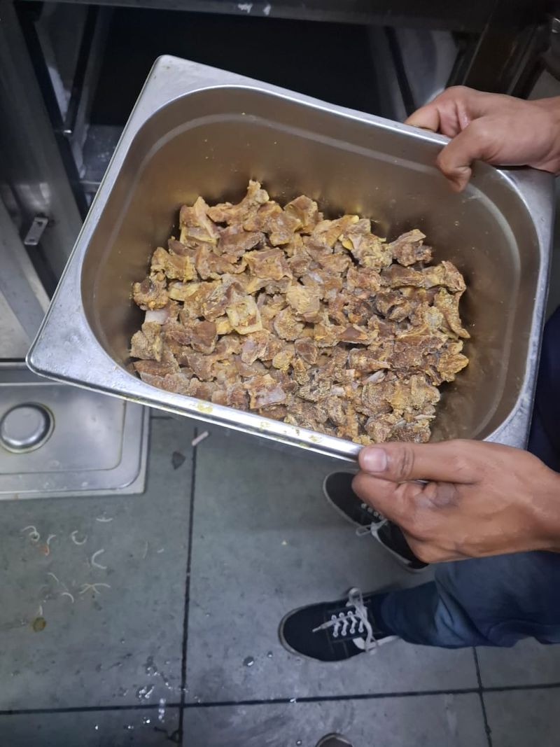 Jorok! Di Restoran BBQ Ini Banyak Kotoran Tikus dan Makanan Kedaluwarsa.
