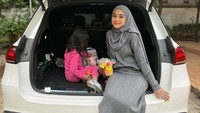 Ria Ricis mengaku Moana pernah nangis karena gak mau ditinggal kerja. Dia nangis bombay banget, bahkan aku gak dibolehin kerja. Berat ya meninggalkan anak untuk kerja, tapi ya mau gak mau harus dilakukan, katanya. (Foto: dok Instagram riaricis1795)