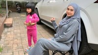 Ria Ricis merasa harus tega ke Moana demi bekerja dan menjadi orang tua tunggal. Ini adalah pilihan kita sendiri. Caranya aku merayu-rayu, menjanjikan sesuatu dan aku realisasikan, ujarnya. (Foto: dok Instagram riaricis1795)
