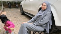Diguyur pekerjaan, Ria Ricis tak menampik waktu berkualitas dengan anak jadi jarang. Quality time sama anak sedapetnya saja, karena alhamdulillah banget sejak kemarin selesai ultah Moana ketiga itu Tuhan titipin rezeki yang luar biasa, alhamdulillah banget, tuturnya. (Foto: dok Instagram riaricis1795)