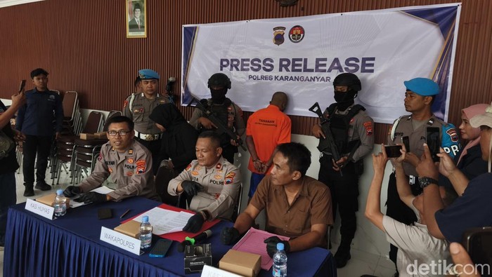 Wakapolres Karanganyar Kompol Miftakhul Huda (tengah), Kasat Reskrim Polres Karanganyar AKP Wikan Sri Kadiyono(kanan), PS. Kasi Humas Polres Karanganyar Iptu Mulyadi (kiri), saat menunjukan barang bukti kasus perampokan di Mapolres Karanganyar, Jumat (12/9/2025).