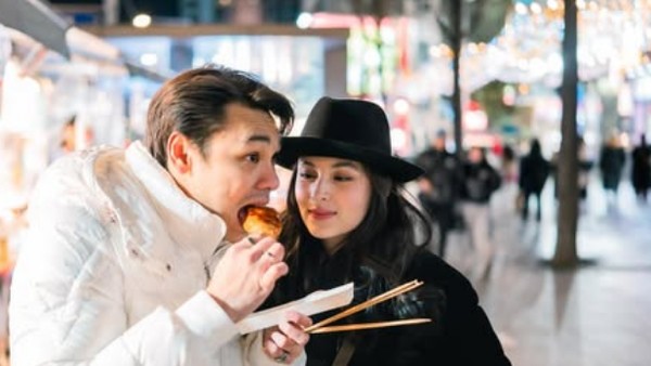 Rob Clinton Hobi Blusukan Makan Soto Legendaris hingga Nasi Warteg