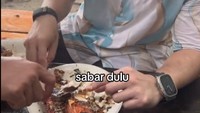 Begini keseruan Rob Clinton ketika berlibur di pantai. Ia makan ikan bakar yang disajikan dengan daun pepaya dan nasi putih hangat. Foto: TikTok/Instgram
