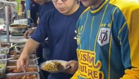 Mampir ke warteg dengan puluhan jenis lauk ternyata bisa membuat Rob kalap. Ia pilih berbagai menu dan ia habiskan semuanya. Foto: TikTok/Instgram